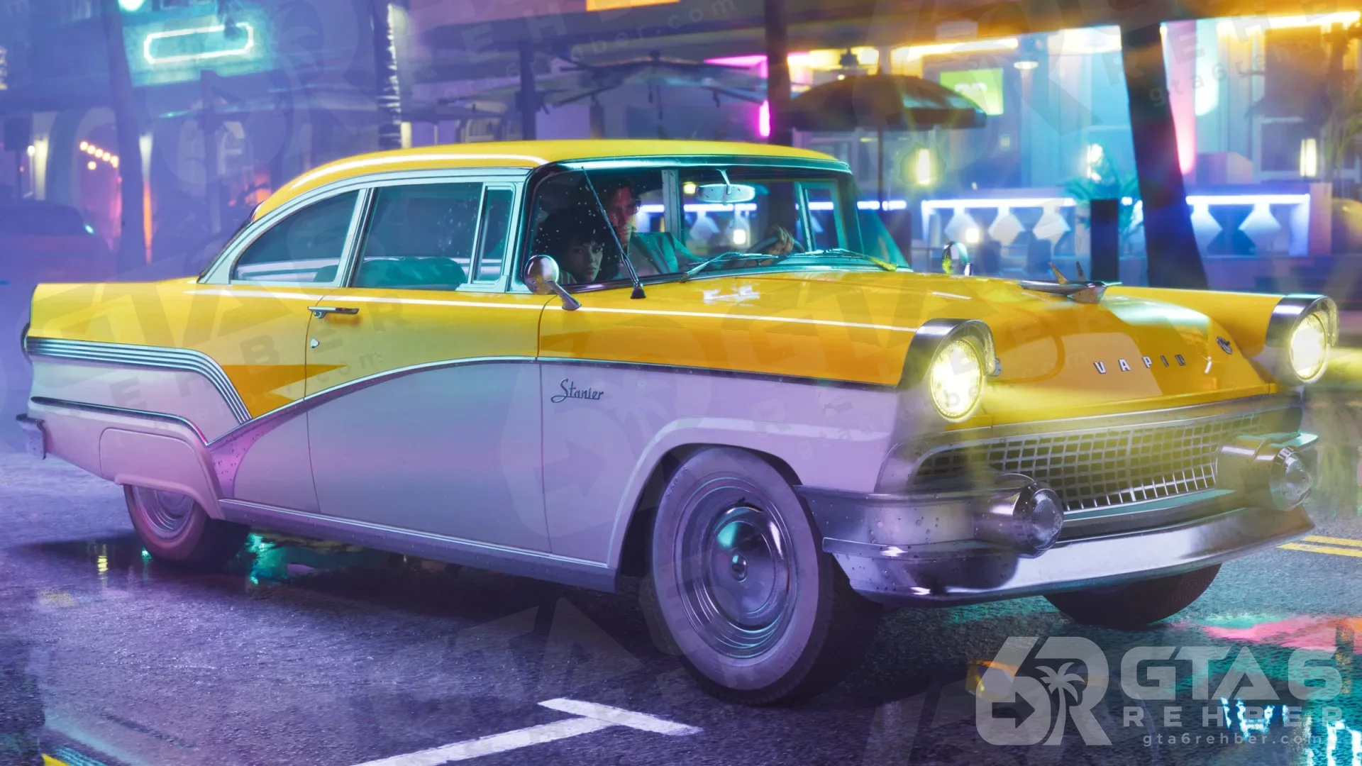 Neon ışıklı caddede sarı-beyaz klasik Vapid Stanier sedan