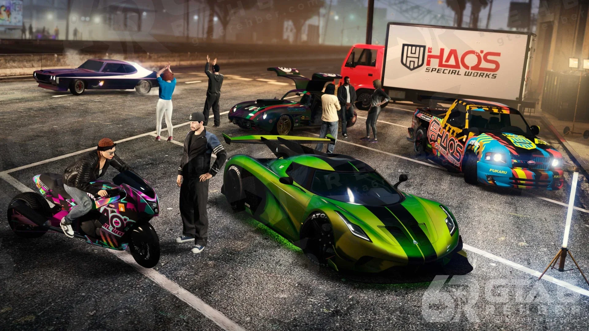 Gece otoparkta modifiye arabaların etrafında toplanmış GTA Online oyuncuları
